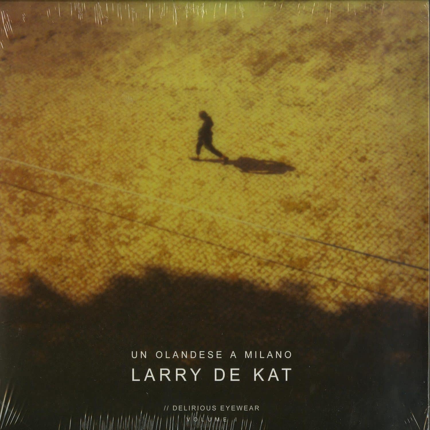 Decks vinyl record of Larry De Kat’s "Un Olandese a Milano" featuring colorful album cover artwork.